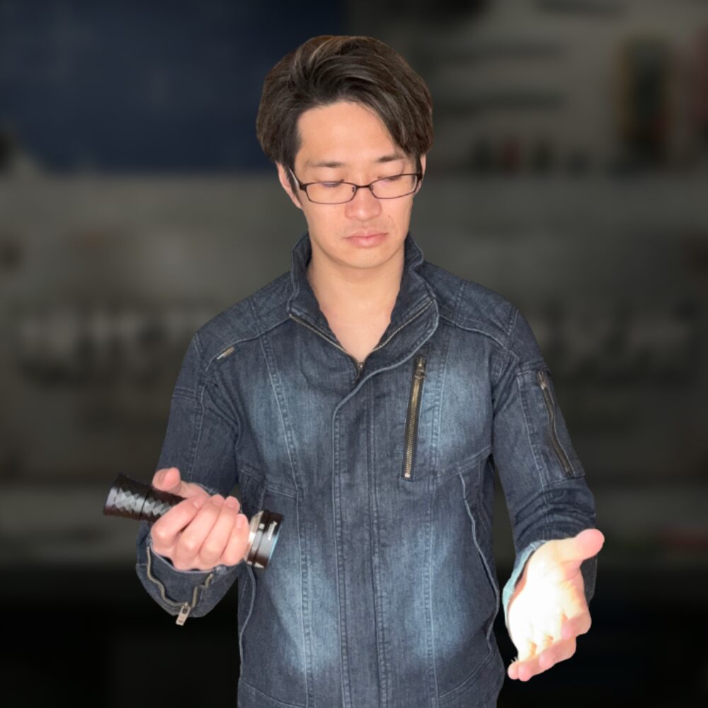 現代サバイバル研究所所長・ヤサオ｜防災用タクティカルライトの比較検証風景